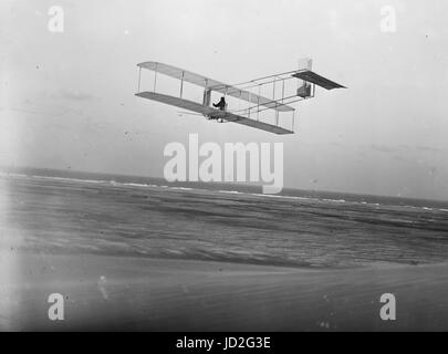 Tre quarti di sinistra vista posteriore di Aliante in volo a Kitty Hawk, North Carolina. Foto Stock