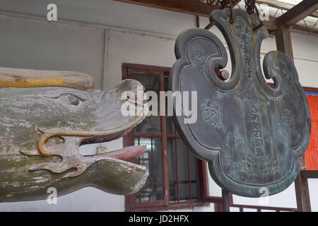 Testa di drago e gong al tempio Guangxiao - Guangzhou più antichi del cinese tempio buddista (chiamato anche "Bright pietà filiale tempio') - Cina Foto Stock