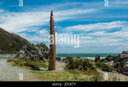 Pou Tangaroa (Dio e protettore del mare) sul Pukerua Bay foreshore, Nuova Zelanda. Foto Stock