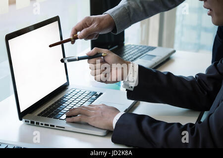 Business mani puntando un laptop con tono vintage. Foto Stock