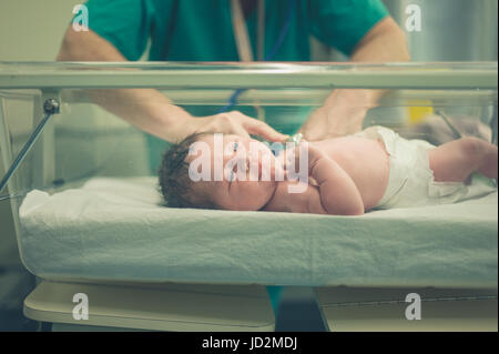 Un neonato in ospedale Foto Stock