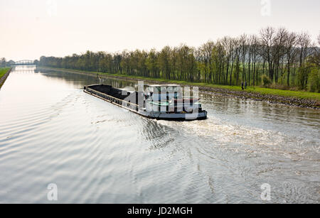 Nave da carico caricato con carbone sul canal in Wesermarsch vicino Balge Foto Stock