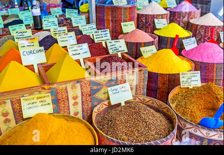 Le diverse spezie, erbe e tè turco in polvere sono popolari in mercati turistici di Antalya, Turchia. Foto Stock