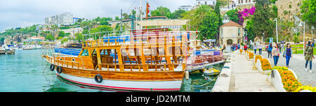 ANTALYA, Turchia - 6 Maggio 2017: Panorama della vecchia marina con il agganciato imbarcazioni da diporto e la Moschea Iskele sullo sfondo, il 6 maggio a Antalya. Foto Stock