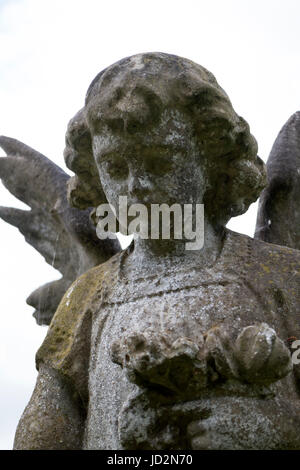 Angelo pietra tombale, Milverton cimitero, Leamington Spa Warwickshire, Regno Unito Foto Stock