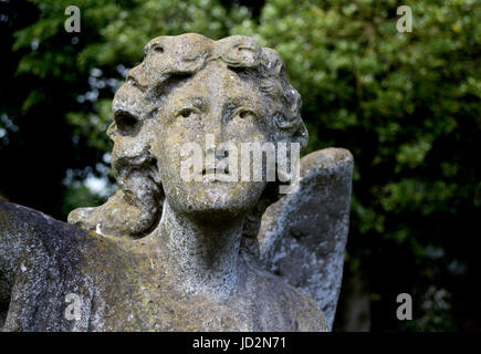 Angelo pietra tombale, Milverton cimitero, Leamington Spa Warwickshire, Regno Unito Foto Stock