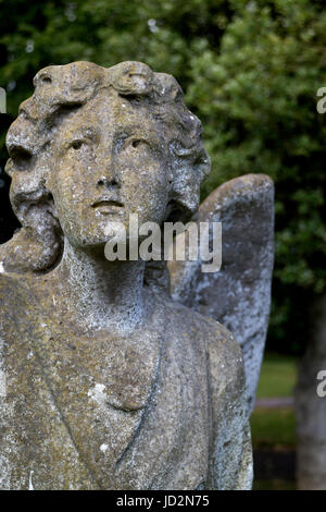 Angelo pietra tombale, Milverton cimitero, Leamington Spa Warwickshire, Regno Unito Foto Stock