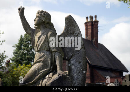 Angelo pietra tombale, Milverton cimitero, Leamington Spa Warwickshire, Regno Unito Foto Stock