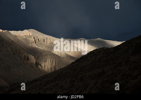 La luce del sole e la tempesta, Mustang, Nepal. Foto Stock