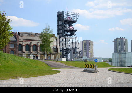 Vecchia miniera albero e moderni edifici (Museo di Slesia a Katowice in Polonia) Foto Stock