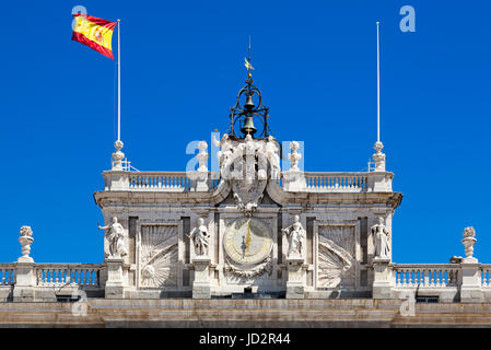 Dettaglio della balaustra superiore nella facciata principale del Palazzo Reale di Madrid, Spagna Foto Stock