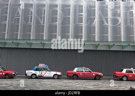 Riga del rosso e del bianco di Hong Kong il taxi, 1 isola ad est Foto Stock