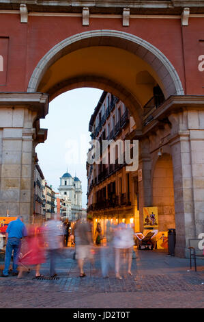 Toledo strada da Plaza Mayor alla sera. Madrid. Spagna. Foto Stock