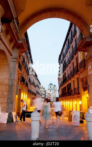 Toledo strada da Plaza Mayor alla sera. Madrid. Spagna. Foto Stock