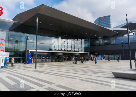 Vienna, Austria, piccola folla di persone che viaggiano per la stazione della metropolitana, fuori dall'edificio, insegna Wien Hauptbahnhof, entrata Foto Stock