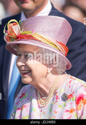 La regina Elisabetta II a Cartier Queen's Cup polo torneo finale di protezioni Polo in Windsor Great Park, Berkshire. Foto Stock