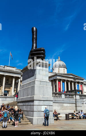 "Davvero buona' scultura di David Shrigley sul quarto zoccolo in Trafalgar Square, Londra UK 2017 Foto Stock