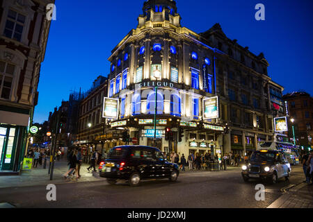 Il West End di notte, Gielgud Theatre che mostra il traghettatore di anime, Piccadilly, Londra, Regno Unito Foto Stock