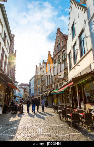 Un affascinante acciottolata strada pedonale nel centro storico di Bruges, Belgio Foto Stock