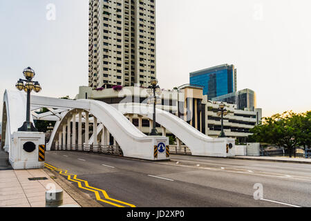 Elgin Bridge è un ponte di veicolare attraverso il Fiume Singapore, che collega il centro di Core per il Fiume Singapore Area Pianificazione situato all'interno di Singapore Foto Stock