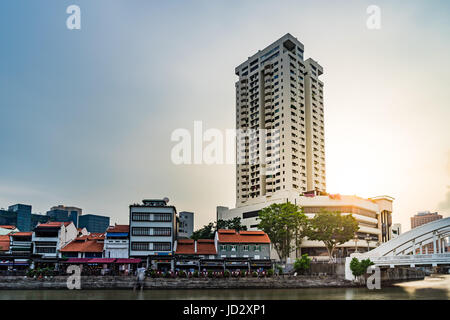 Boat Quay, un quartiere storico di Singapore e generico edificio con la Sunflare Foto Stock