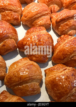 Chiuso appena sfornati Croissant nel negozio di alimentari Foto Stock