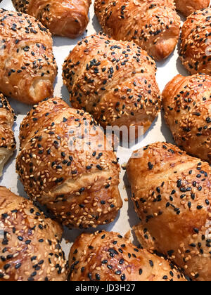 Chiuso fino sesamo nero croissant nel negozio di alimentari Foto Stock