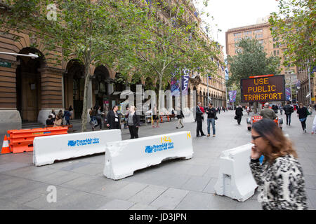 Street barriere erette in Martin Place come misura di sicurezza durante il Vivid Sydney, Sydney, Australia Foto Stock