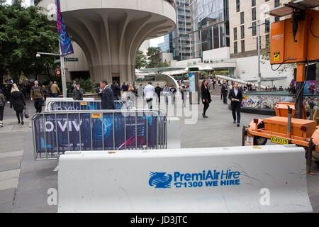 Street barriere erette in Martin Place come misura di sicurezza durante il Vivid Sydney, Sydney, Australia Foto Stock