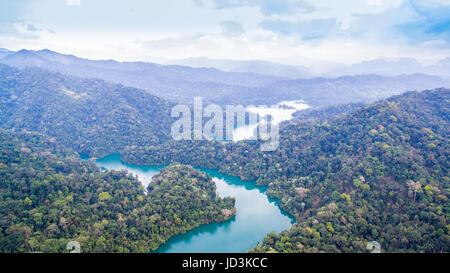 Vista aerea Rajjaprabha Dam in Kho Sok national park è la più grande foresta pluviale del Parco Nazionale in Thailandia Foto Stock