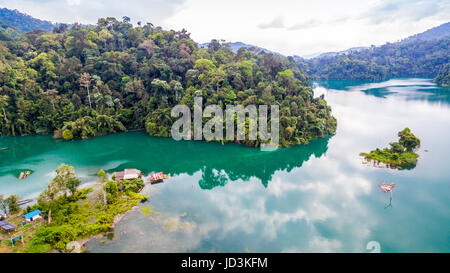 Vista aerea Rajjaprabha Dam in Kho Sok national park è la più grande foresta pluviale del Parco Nazionale in Thailandia Foto Stock