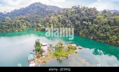 Vista aerea Rajjaprabha Dam in Kho Sok national park è la più grande foresta pluviale del Parco Nazionale in Thailandia Foto Stock