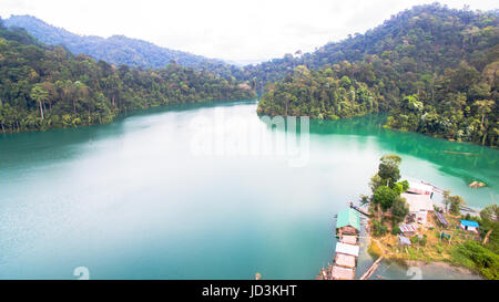 Vista aerea Rajjaprabha Dam in Kho Sok national park è la più grande foresta pluviale del Parco Nazionale in Thailandia Foto Stock