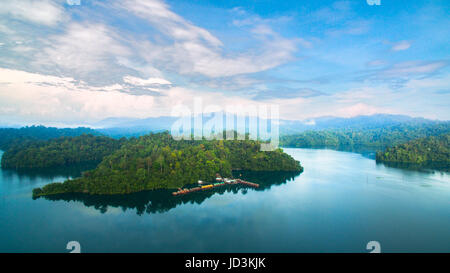 Vista aerea Rajjaprabha Dam in Kho Sok national park è la più grande foresta pluviale del Parco Nazionale in Thailandia Foto Stock