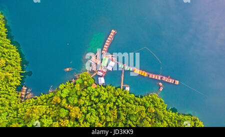 Vista aerea Rajjaprabha Dam in Kho Sok national park è la più grande foresta pluviale del Parco Nazionale in Thailandia Foto Stock