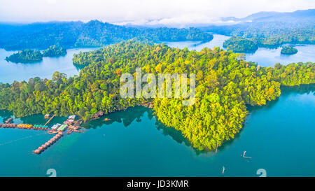 Vista aerea Rajjaprabha Dam in Kho Sok national park è la più grande foresta pluviale del Parco Nazionale in Thailandia Foto Stock