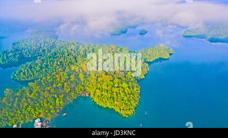 Vista aerea Rajjaprabha Dam in Kho Sok national park è la più grande foresta pluviale del Parco Nazionale in Thailandia Foto Stock