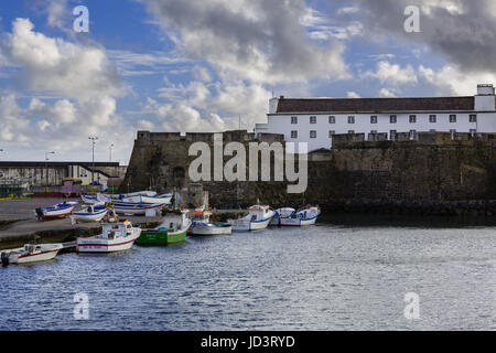 Ponta Delgada sull'isola di Sao Miguel è la capitale dell'arcipelago delle Azzorre. ex fortezza è ora il museo militare. Foto Stock