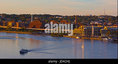 Potomac Waterfront panorama al tramonto a Washington DC, Stati Uniti d'America. Georgetown area parco vicino al fiume Potomac in autunno. Foto Stock