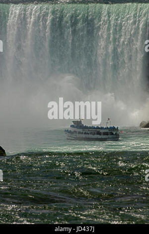 Tour in barca, 'Maiuto della nebbia', alle Cascate del Niagara, Horseshoe Falls Canada in sfondi, cascate Americane in primo piano Foto Stock