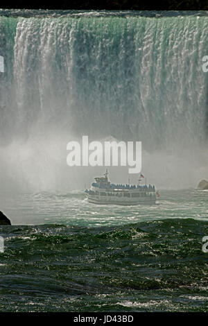 Tour in barca, 'Maiuto della nebbia', alle Cascate del Niagara, Horseshoe Falls Canada in sfondi, cascate Americane in primo piano Foto Stock