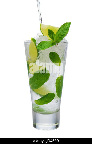 Tonico versatore in vetro highball con ghiaccio schiacciare, menta e lime Foto Stock