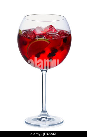 Blackberry cocktail con un vino spumante, calce e i cubetti di ghiaccio nel round bicchiere di vino isolato su bianco Foto Stock