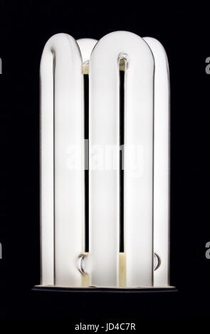 Risparmio energetico lampada closeup su sfondo nero Foto Stock