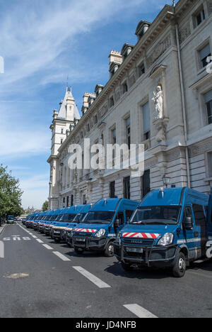 Parigi FRANCIA - Quai des ORFEVRES - 'SIMENON MAIGRET ufficio" - HEADQUATER DELLA POLIZIA NAZIONALE - Parigi auto della polizia © Frédéric BEAUMONT Foto Stock