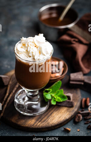 Iced drink di cacao con panna montata, freddo bevanda al cioccolato, caffè frappé su sfondo scuro Foto Stock
