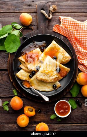 Frittelle con freschi ribes e confettura di albicocche Foto Stock