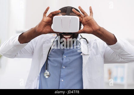 Allegro felice medico utilizzando occhiali per realtà virtuale Foto Stock