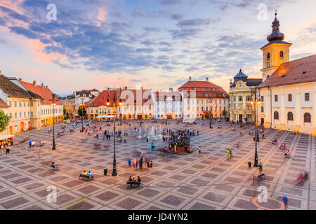 Sibiu, Romania. Grande piazza (Piata Mare) con il Municipio e il palazzo Brukenthal in Transilvania. Foto Stock