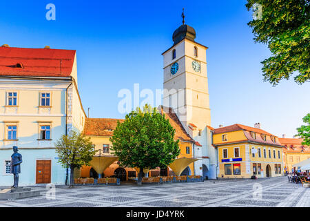 Sibiu, Romania. Torre del Consiglio nella grande piazza, Transilvania. Foto Stock